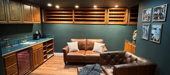 Spacious 6-bedroom house on the golf course with a new hot tub / spacious sauna.