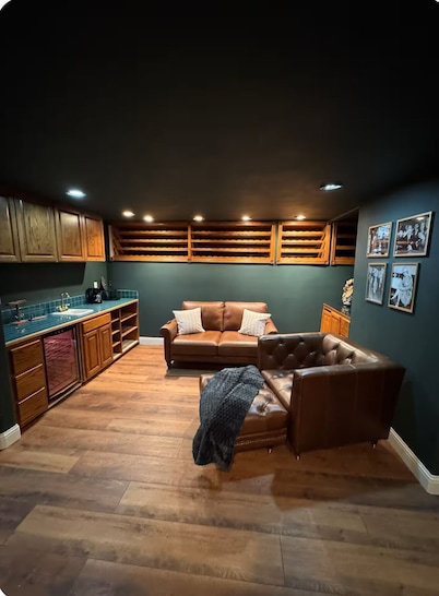 Spacious 6-bedroom house on the golf course with a new hot tub / spacious sauna.