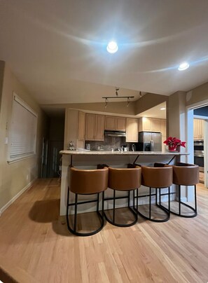 ثلاجة، ميكروويف، فرن، موقد طهي مسطح