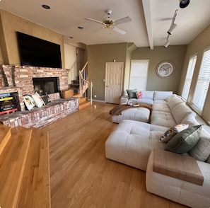Smart TV, chimenea, libros