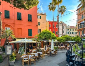 Outdoor dining - Spacious apartment downtown and a 10-minute walk to the beaches (Unknown)