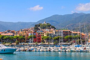 Marina - Spacious apartment downtown and a 10-minute walk to the beaches (Unknown)