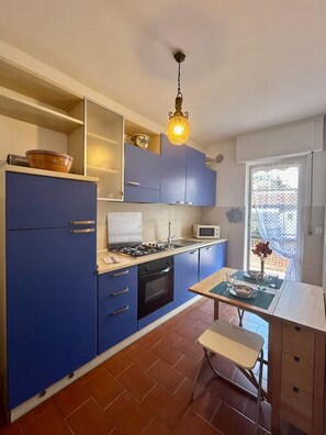 Réfrigérateur, four à micro-ondes, un four, surface de cuisson