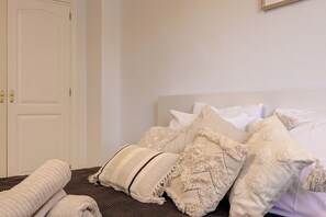 1 chambre, bureau, fer et planche à repasser, lit parapluie