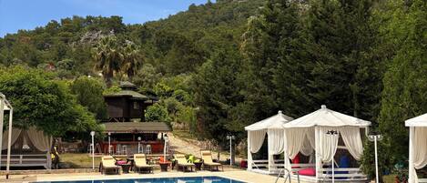 Una piscina al aire libre de temporada