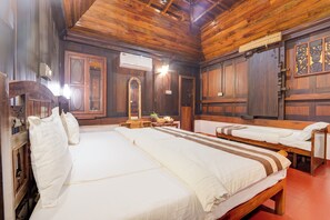 Escritorio, tabla de planchar con plancha, wifi gratis