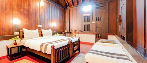 Una habitación de madera con una cama, una mesita de noche y un espejo.