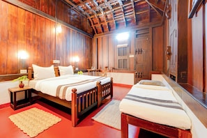 Desk, iron/ironing board, free WiFi - Alaya Stays Palm Dale by the Backwaters (Champakulam)