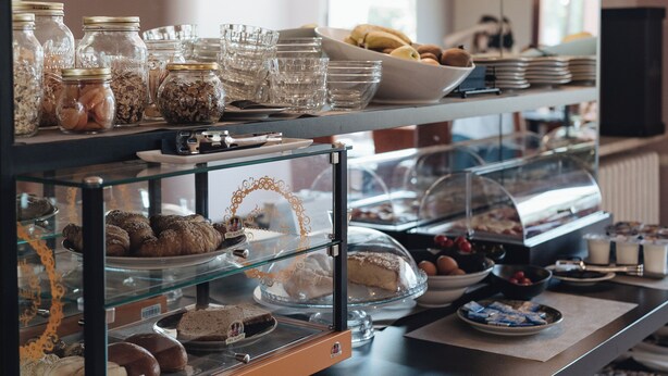 A buffet with various food items, including pastries, fruits, and beverages. - Hotel Edelweiss Mantova (Castel d'Ario)