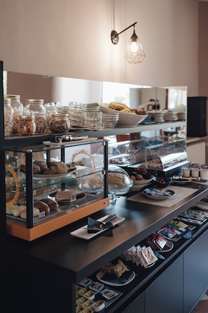 Colazione a buffet a pagamento, servita tutte le mattine . Hotel Edelweiss Mantova