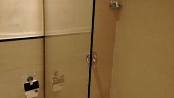 Luxury-Suite | Badezimmer | Dusche, Haartrockner, Hausschuhe, HandtĂŒcher