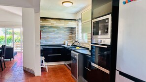 Fridge, microwave, oven, dishwasher - Strip II by Check-in Portugal (Albufeira)