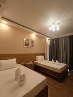 Habitación estándar con 1 cama doble o 2 individuales, no fumadores, vistas a la montaña | Sábanas de algodón egipcio, ropa de cama de alta calidad, caja fuerte
