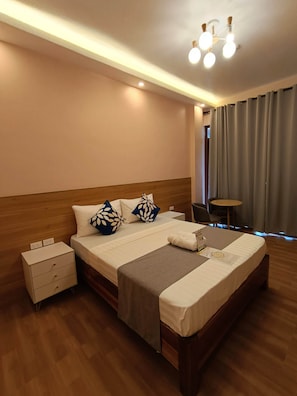 Double Room, 1 Queen Bed, Balcony, Mountain View