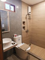 Habitación doble, 1 cama de matrimonio, balcón, vistas a la montaña | Baño | Ducha, artículos de higiene personal gratuitos, secador de pelo y bidé