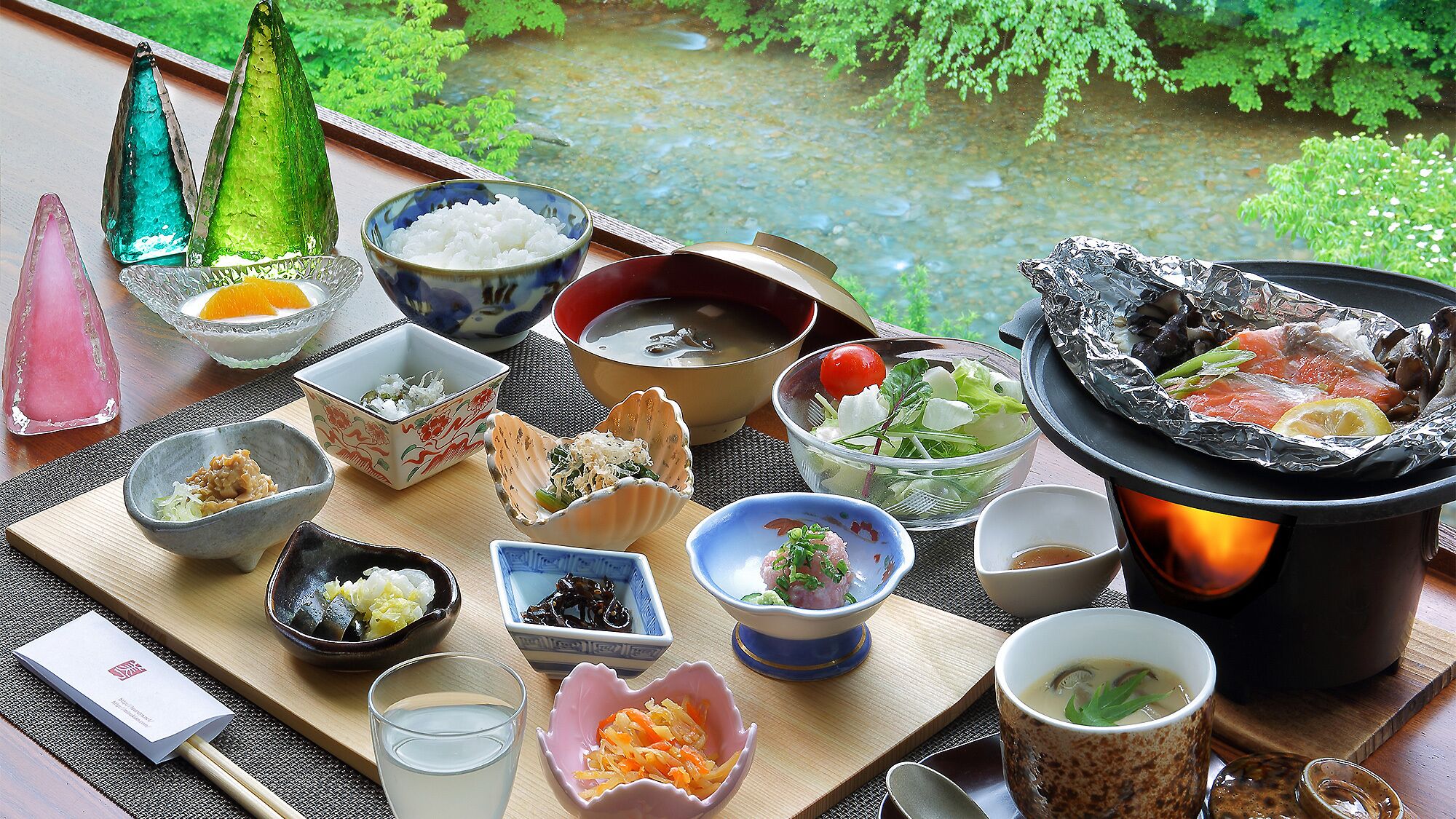 Perinteinen japanilainen ateria, jossa on useita erilaisia ruokalajeja ja kuuma pata.