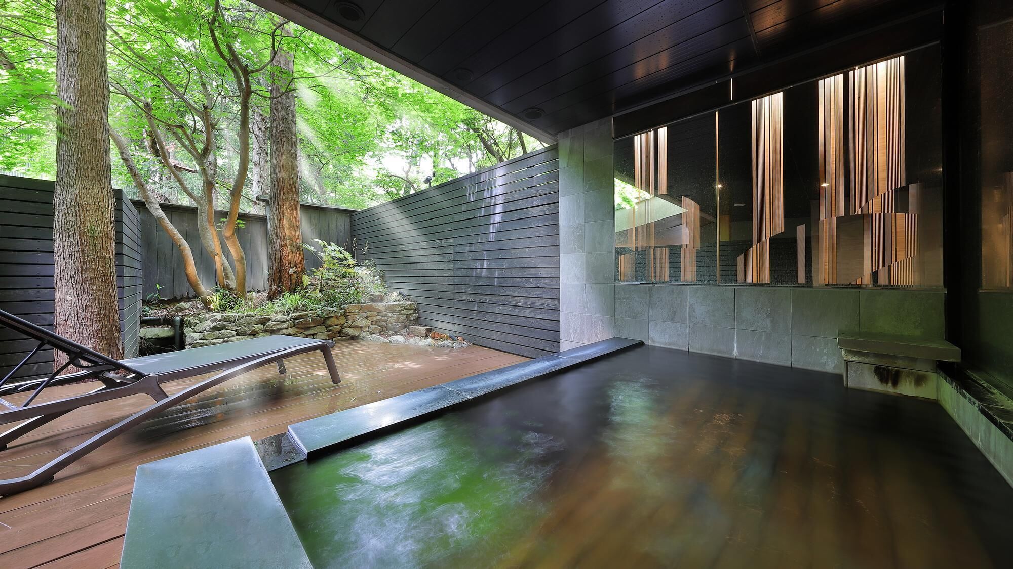 Banyera d'hidromassatge a l'aire lliure