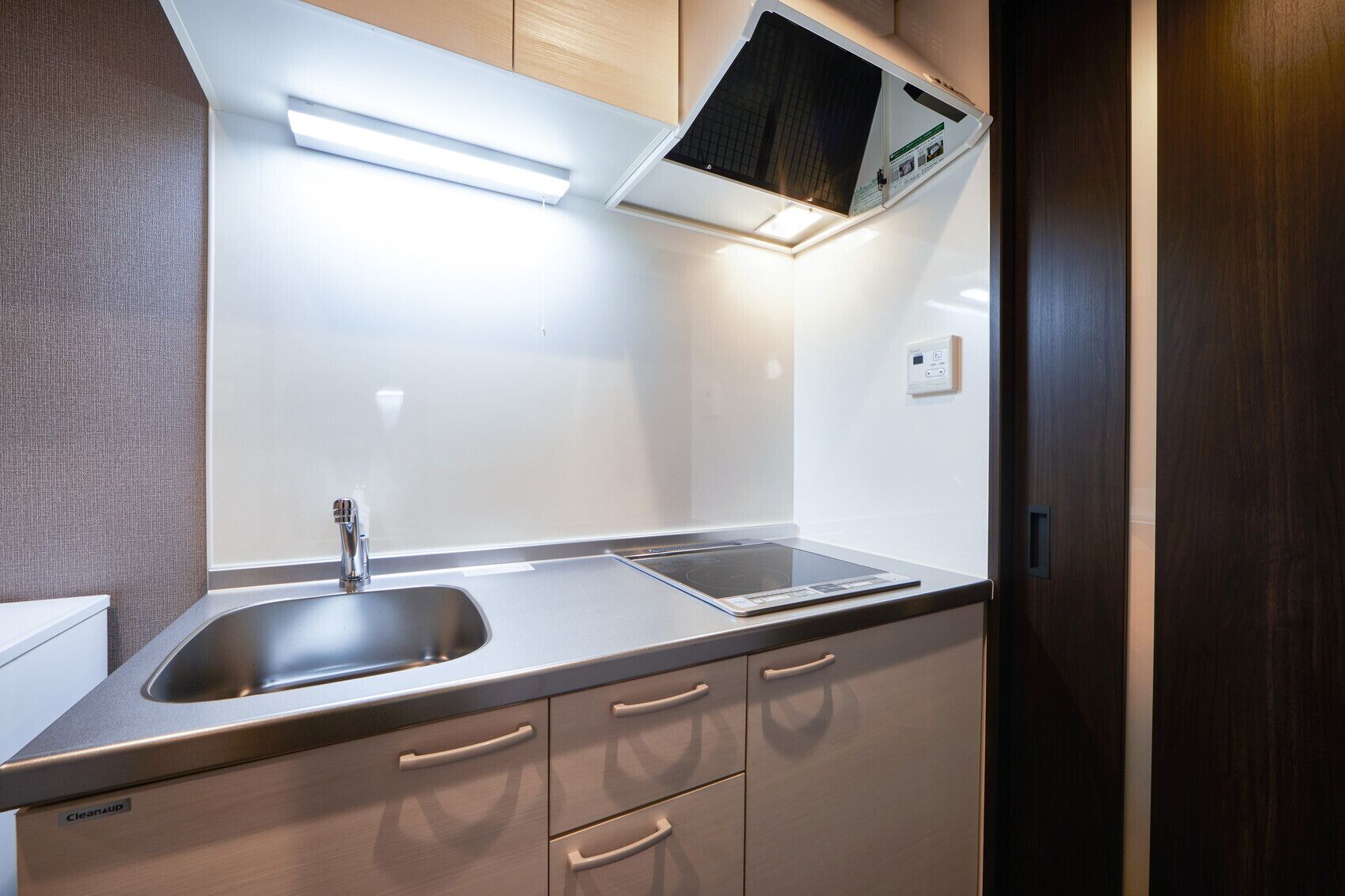Basic Triple Room | Private kitchenette | Fridge, microwave, cookware/dishes/utensils