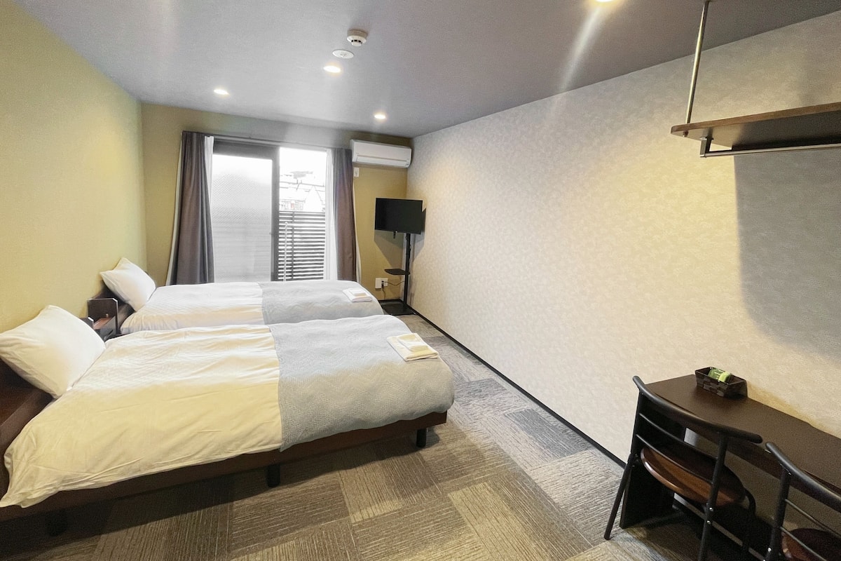 Habitación básica con 2 camas individuales | Wifi gratis