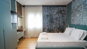 Habitación triple de lujo, vistas a la ciudad | Sistema de insonorización, wifi gratis, ropa de cama
