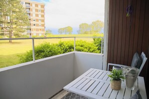 Outdoor dining - Hanseat I App. 3: Modern apartment in the first row of the beach in Grömitz (Grömitz)