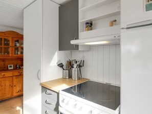 Kühlschrank, Geschirrspüler, Kochgeschirr/Geschirr/Besteck