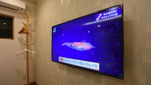 Un televisor montado en la pared mostrando un pez.