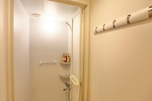 Haartrockner, Handtücher, Seife, Toilettenpapier