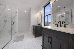 Douche, articles de toilette écologiques, sèche-cheveux