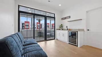 Smart TV, stereo, offices