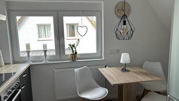 Een microgolfoven, een oven, een kookplaat, een vaatwasser