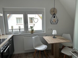 Mikrobølgeovn, ovn, kokeplater og oppvaskmaskin