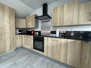 Oven - Entire cottage close to Coventry city centre. 4 en-suite bedrooms, gated parking (Coventry)