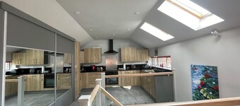 Entire cottage close to Coventry city centre. 4 en-suite bedrooms, gated parking