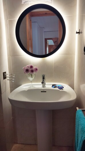 Sèche-cheveux, bidet, serviettes fournies, savon
