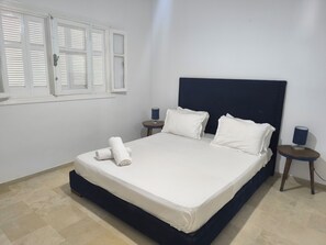 Cortinas blackout, tabla de planchar con plancha y wifi gratis 