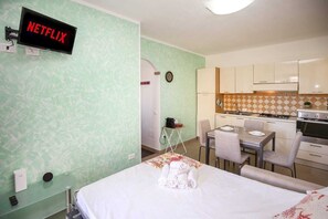 1 habitación, tabla de planchar con plancha, wifi gratis y ropa de cama 
