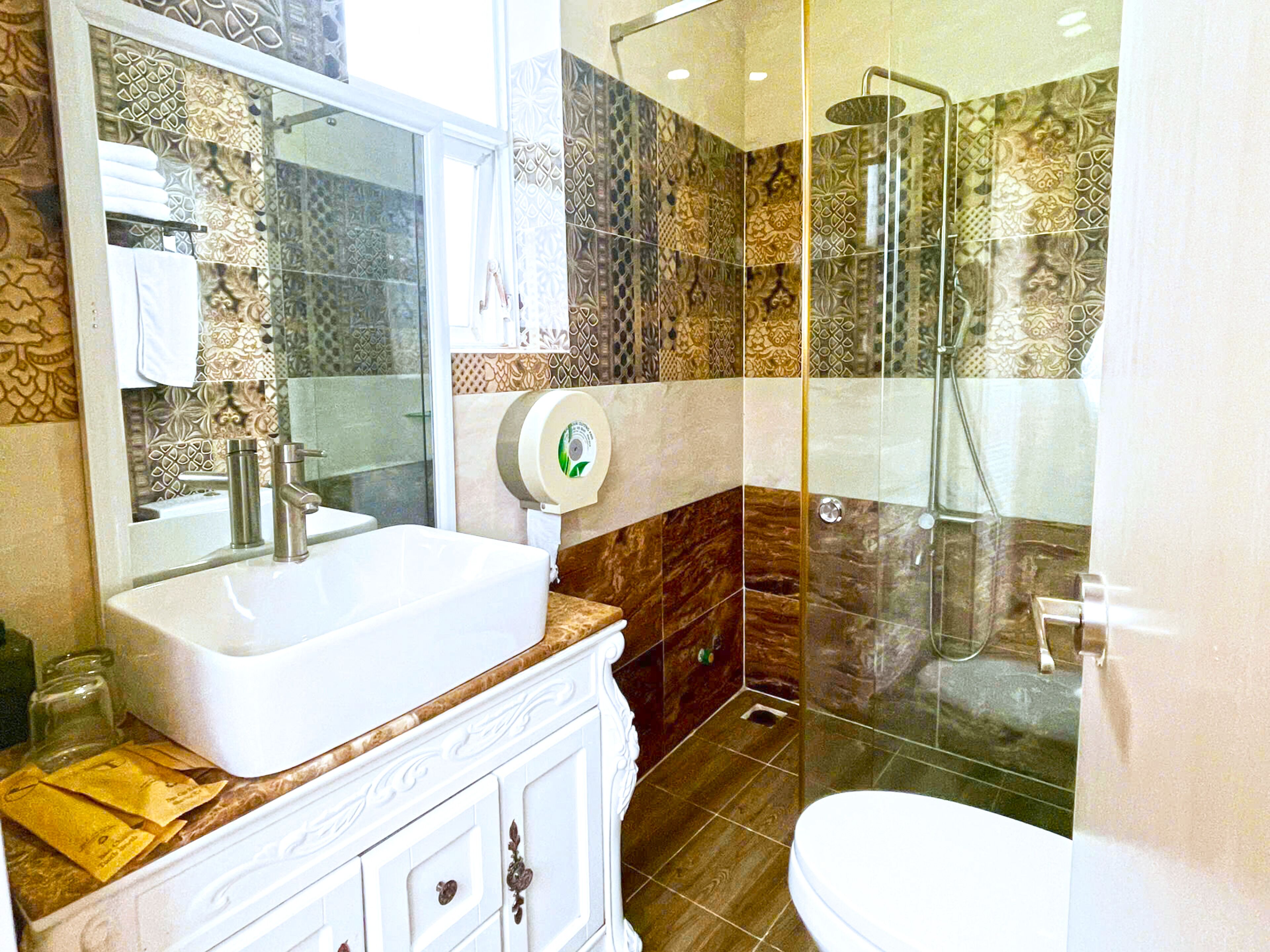 Rainfall showerhead, hair dryer, bidet, towels