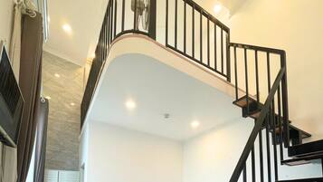 Escritorio, wifi gratis y ropa de cama