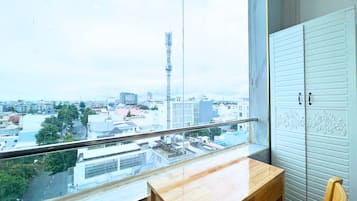 Escritorio, wifi gratis y ropa de cama