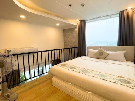 Escritorio, wifi gratis y ropa de cama