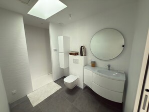 Douche, sèche-cheveux, papier toilette