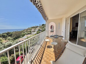 Outdoor dining - 3-room apartment in Ajaccio, near beach, terrace and air conditioning (Ajaccio)