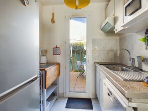 Kühlschrank, Mikrowelle, Herdplatte, Geschirrspüler