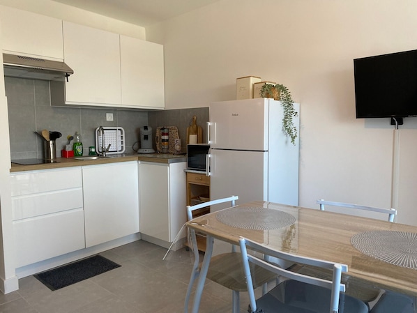 Fridge, microwave, stovetop