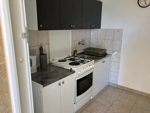 Réfrigérateur, four, plaque de cuisson