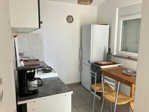 Kjøleskap, ovn, kokeplater og kjøkkenutstyr