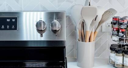 Stylish 2BR/2BA Retreat with Capitol Views – Prime Downtown Location