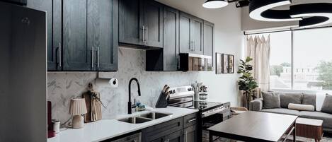 Réfrigérateur, micro-ondes, four, plaque de cuisson