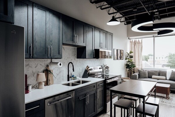 Réfrigérateur, micro-ondes, four, plaque de cuisson